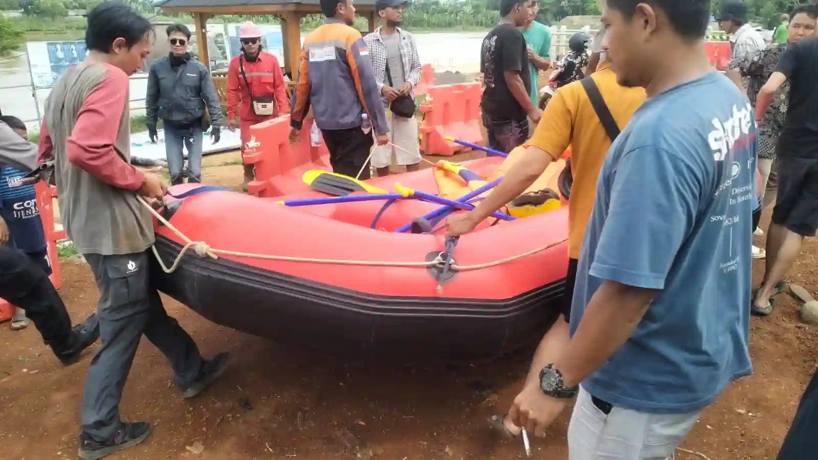 Polsek Lohbener Ikut Pencarian 2 Mahasiswa Polindra Hanyut di Cimanuk