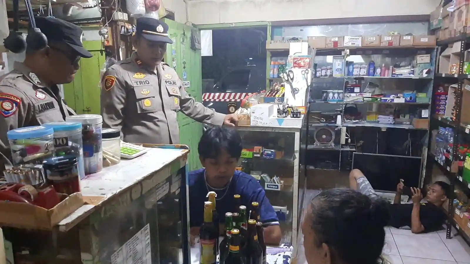 Ratusan Botol Miras Disita dalam KRYD Polsek Juntinyuat Indramayu