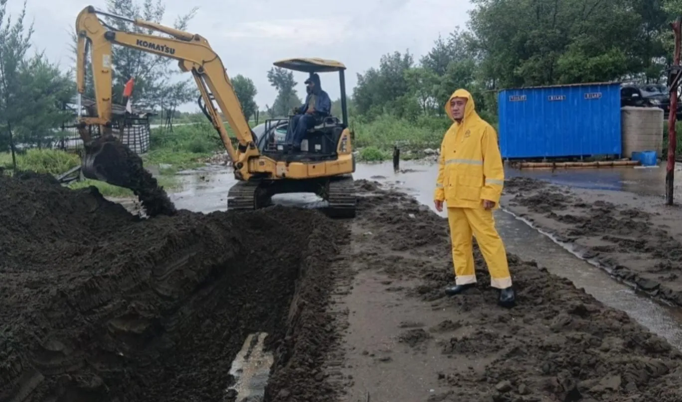 Plt Kepala Dinas PUPR Indramayu Kawal Langsung Pengerukan Muara Pataya Penyebab Banjir
