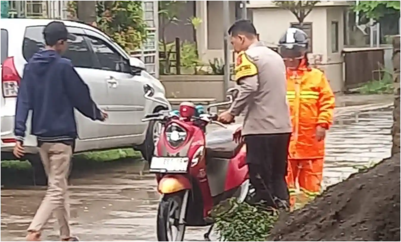 Hujan Deras di Indramayu, Polisi Polsek Juntinyuat Sigap Bantu Ibu Pengendara Mogok