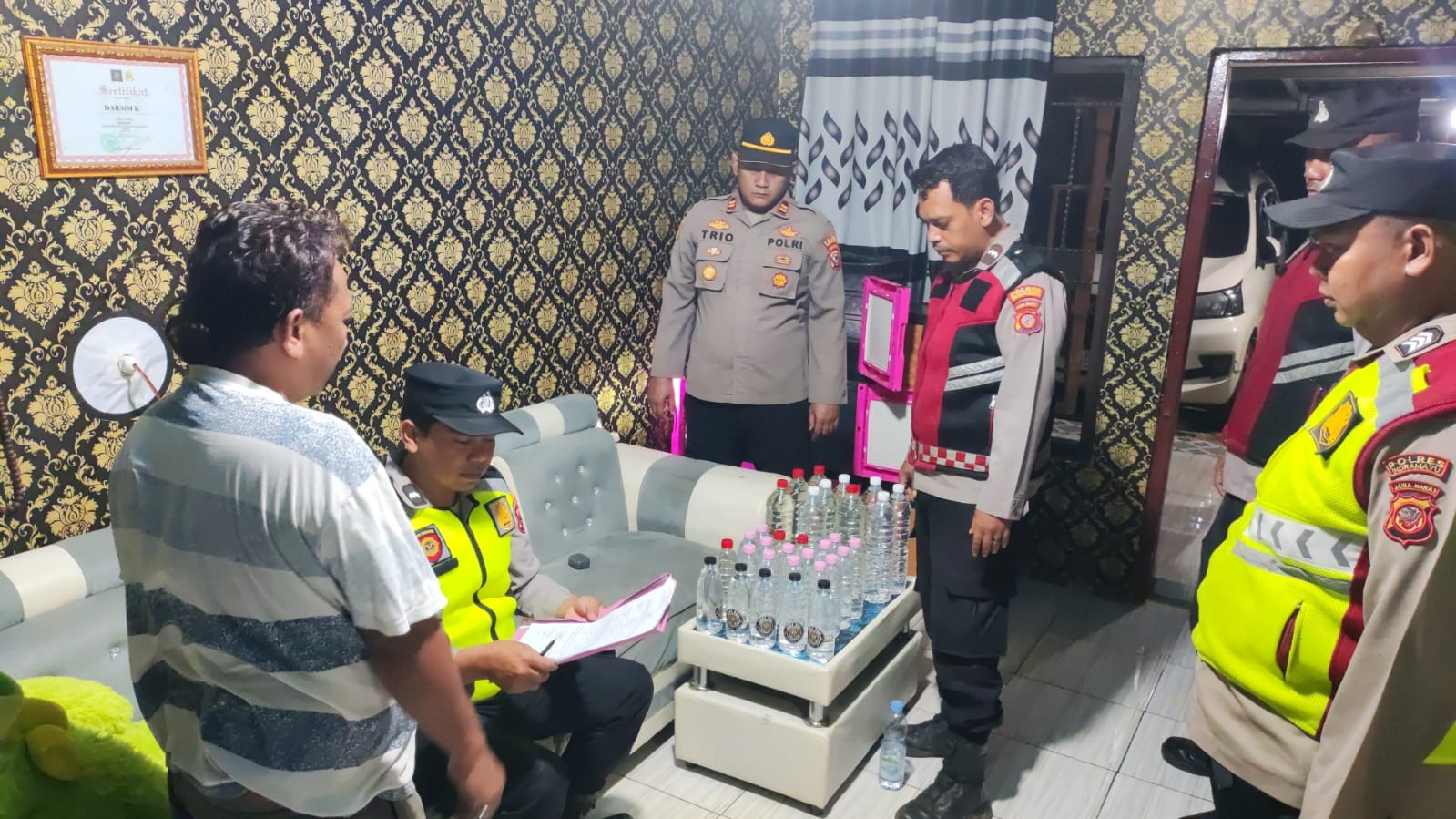 Jelang Ramadan, Polsek Juntinyuat Sita Ratusan Botol Miras