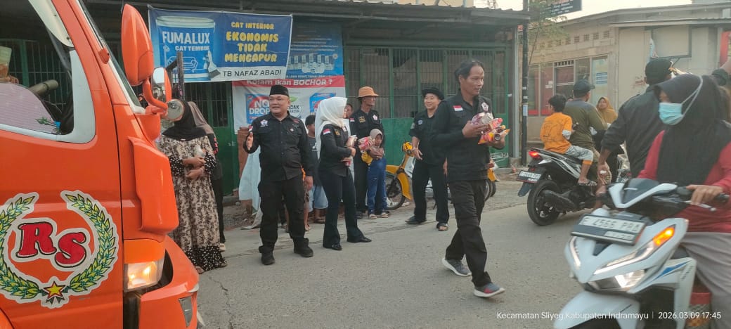 Ormas PIB Indramayu Bagikan 1.000 Takjil untuk Pengguna Jalan di Sliyeg