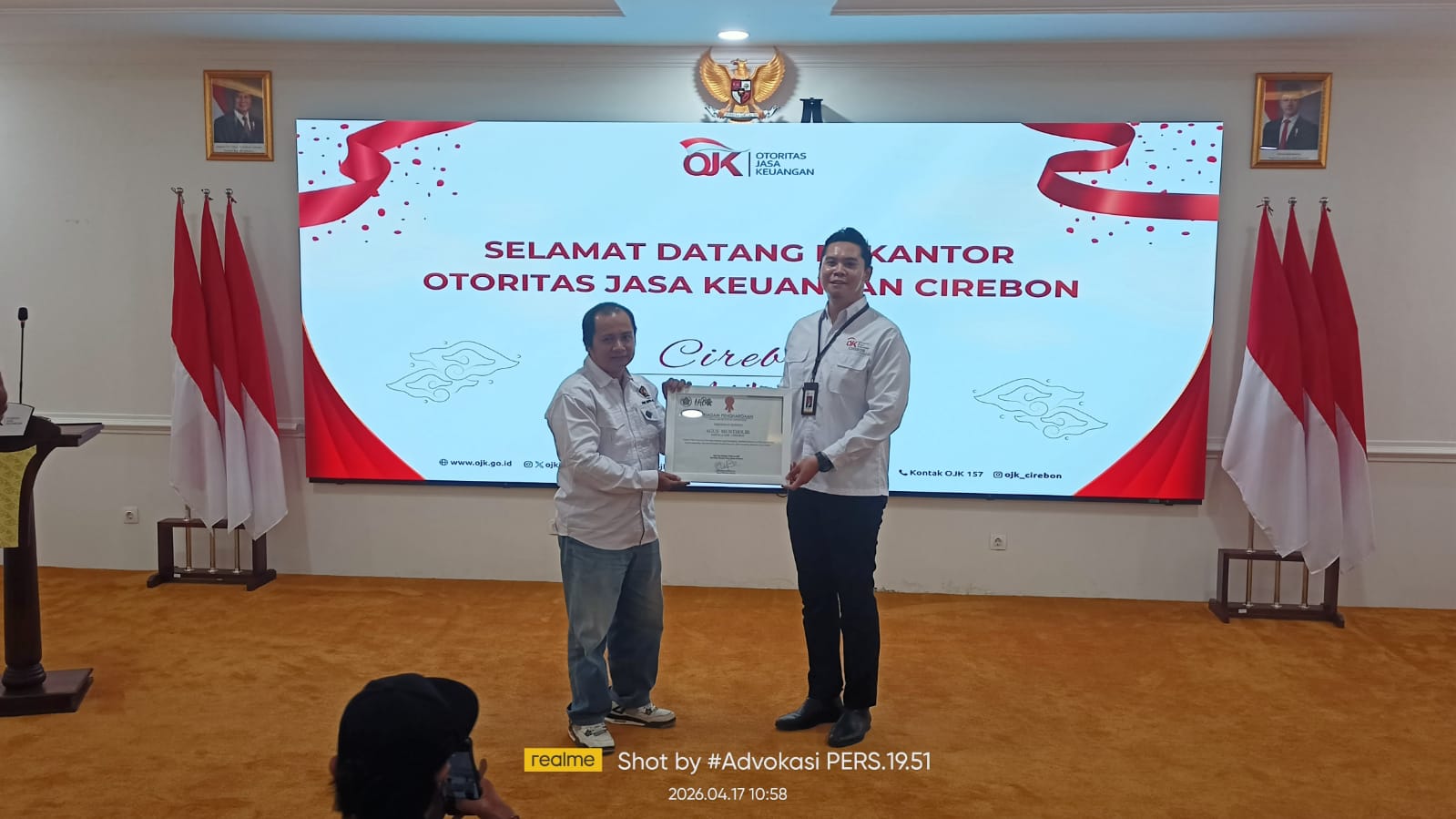 PWI Kota Cirebon Beri Penghargaan ke OJK, Bukti Kuat Sinergi dengan Insan Pers